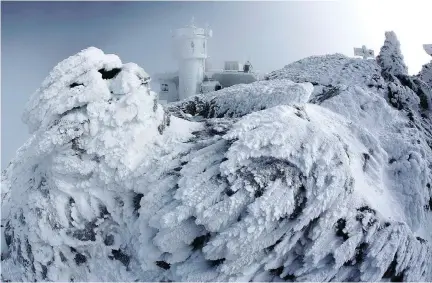  ?? PHOTOS: ROBERT F. BUKATY/THE ASSOCIATED PRESS ?? Rime ice covers rocks on the summit of Mount Washington in New Hampshire. Rime ice occurs when freezing fog hits stationary objects in frigid conditions.