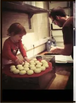  ??  ?? De kinderen van Lotte Mampaey aan de slag in de bakkerij.