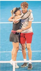  ?? FOTO: DPA ?? Lass dich drücken: Angelique Kerber und Alexander Zverev nach dem Sieg im Mixed.