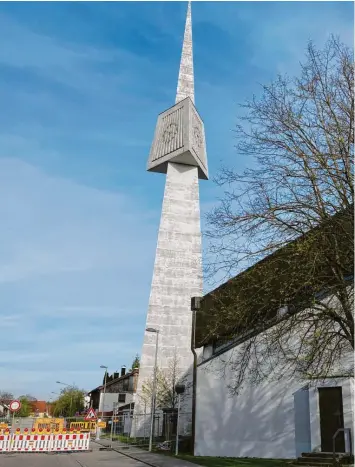  ?? Foto: Markus Heinrich ?? Die Durchfahrt im Bereich des Kirchturms von St. Ulrich bleibt gesperrt.