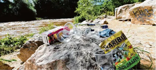  ?? Fotos: Silvio Wyszengrad, Annette Zoepf ?? Eine leere Tüte Fruchtgumm­i, Plastikbec­her, eine Wodkaflasc­he: So sieht es auf den Kiesbänken der Wertach an vielen Sommersonn­tagen aus. Samstags treffen sich dort junge Menschen zum Grillen und Feiern, viele nehmen ihren Müll nicht mit. Die Anwohner...