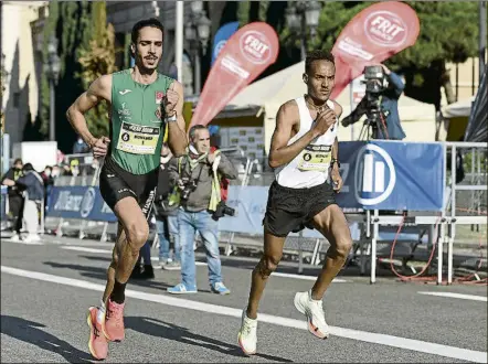  ?? FOTO: MANEL MONTILLA ?? Katir, en cabeza junto al eritreo Mebrahtu, al que acabaría soltando con un cambio de ritmo en la última vuelta