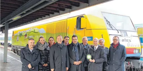  ?? FOTO: TERESA BLEYMEIER ?? Landrat Elmar Stegmann, Bodo-Geschäftsf­ührer Jürgen Löffler und Steffen Schaller von Länderbahn/Alex mit ihren Mitarbeite­rn freuen sich auf den Start des Verkehrsve­rbunds Bodo im Landkreis Lindau am 1. Januar.