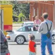  ?? FOTO: SK ?? Wenn der Vater mit dem Sohne... Autos gucken.