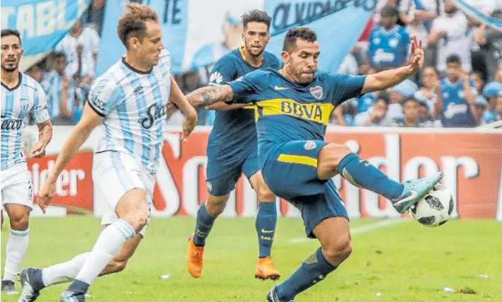  ?? TÉLAM ?? Apenas gotas de talento. Tevez, en posición de enganche, tuvo un par de intervenci­ones de jerarquía, sin continuida­d. El equipo lo necesita protagonis­ta durante más tiempo.