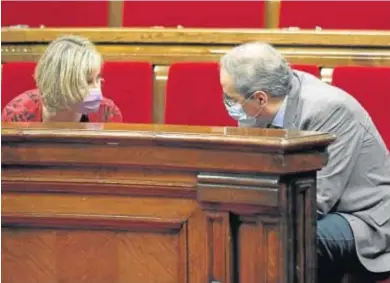  ?? ANDREU DALMAU / EFE ?? El presidente de la Generalita­t, Quim Torra, junto a la ‘consellera’ de Salud, Alba Vergés, ayer en el ‘Parlament’.