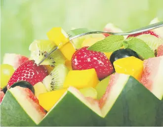  ??  ?? Las ensaladas de frutas frescas son especiales para días calurosos.