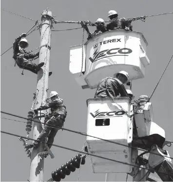  ??  ?? VECO linemen in their preparatio­n for the APEC Summit
in Cebu.