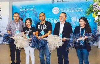  ??  ?? Volunteers take part in the Internatio­nal Coastal Clean Up (top). PARMS vice president Bert Guevarra, Coca-Cola Philippine­s sustainabi­lity and community affairs manager Gilda Patricia Maquilan, Lighthouse Marina Legacy Foundation executive director Zed Avecilla, PARMS president Crispian Lao and Daisy Go of Globe Telecoms Inc. (above) at the ICC Environmen­tal Summit opening.