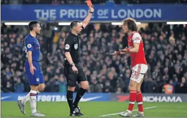  ??  ?? El árbitro le enseña la tarjeta roja a David Luiz por hacer el penalti que resultó en el primer gol del Chelsea.