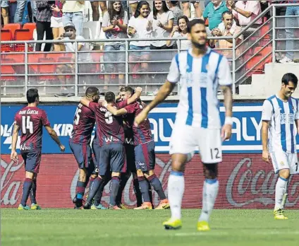  ?? FOTO: A.SISTIAGA ?? Willian José se lamenta con los jugadores del Eibar celebrando un gol en la victoria armera de la temporada pasada en Ipurua