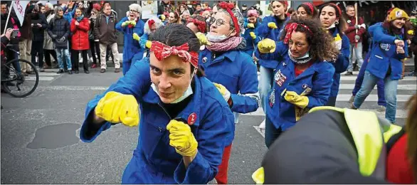  ??  ?? Un collectif féministe chante A cause de Macron, lors d’une manifestat­ion contre la réforme des retraites le 3 mars, à Paris.