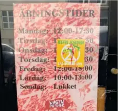  ?? PRIVATFOTO­S ?? Klistermær­kerne efterlader store plamager på butiksvind­uerne, som er svære at få af.