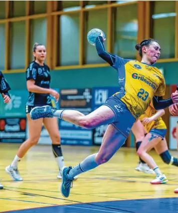  ?? Foto: Felix Dahlheim ?? Lara Girstenbre­i (am Ball) muss mit den Schwabmünc­hner Handballer­innen gegen Bergtheim ran.