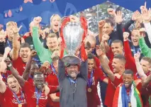  ?? ARMANDO FRANCA / ASSOCIATED PRESS ?? Liverpool coach Juergen Klopp lifts up the 2019 Champions League trophy as he celebrates with players. Klopp announced Friday that he will step down as Liverpool manager at end of this season.