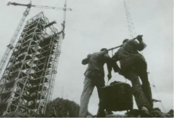  ??  ?? A launch tower under constructi­on at the Xichang Satellite Launch Center in Sichuan in 1990