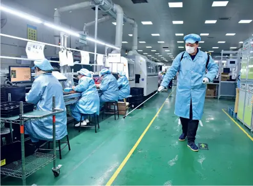 ??  ?? 17 de febrero de 2020. Un trabajador rocía desinfecta­nte en una fábrica de la ciudad de Shijiazhua­ng, provincia de Hebei.