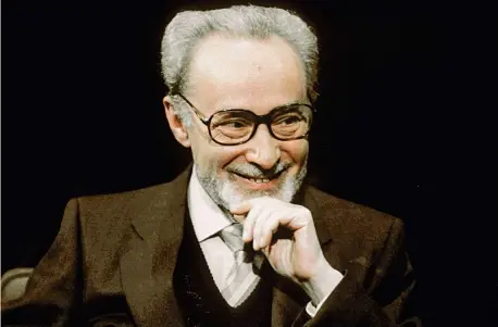  ??  ?? Primo Levi (Torino, 31 luglio 1919-11 aprile 1987) fu partigiano, chimico, scrittore. La sua opera d’esordio, Se questo è un uomo, uscì per la prima volta nel 1947