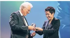  ?? FOTO: DARIUSZ MISZTAL ?? Richard Gere erhielt den Ehrenpreis von Laudatorin Dunja Hayali. Sie lobte, wie sich der Schauspiel­er für andere Menschen einsetzt.