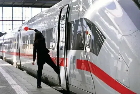  ?? FRANK HOERMANN/SVEN SIMON ?? Keine Streiks mehr, die Züge rollen: Bahn und GDL haben sich im Tarifstrei­t geeinigt.