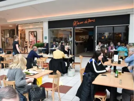  ?? FOTO NICOLE VERSTREPEN ?? Het terras van Maison de Paris zit weer goed vol. Verschille­nde andere horecazake­n hebben minder geluk en moeten de boeken neerleggen.