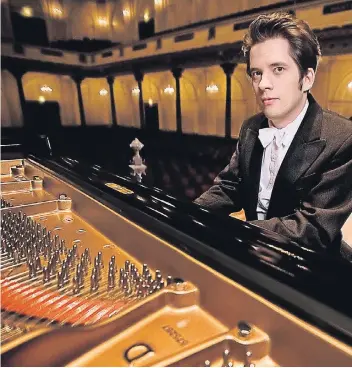  ??  ?? Der Pianist in seinem Lieblingss­aal: Severin von Eckardstei­n im Amsterdame­r Concertgeb­ouw.