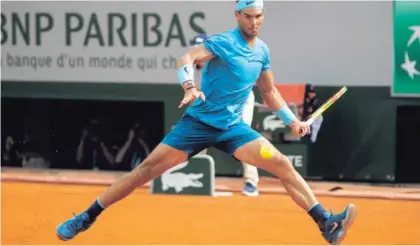  ?? AFP ?? Superado el susto con Schwartzma­n, Nadal jugará su undécima semifinal en el Roland Garros.