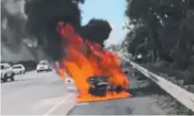  ?? Picture: BROOKE STEWART ?? A car in flames on the M1 at Yatala.