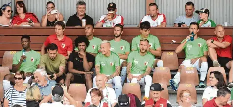  ?? Fotos (3): Ulrich Wagner ?? Caiuby saß oft mit nachdenkli­cher Miene zwischen seinen Teamkolleg­en auf der Tribüne. Wann der Brasiliane­r wieder spielen darf, ist noch offen.