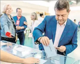  ??  ?? El presidente de Castilla-La Mancha, Emiliano García-Page, votando