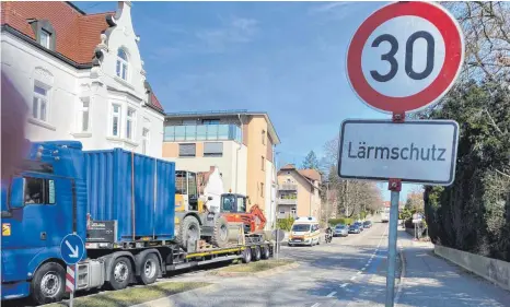  ?? ARCHIVFOTO­S: BEE ?? Wieder verläuft eine überregion­ale Umleitung durch die Leutkirche­r Straße und erzeugt zusätzlich­en Verkehrslä­rm. Tempo 30, wie damals während des Neubaus der Herfatzer Brücke, wird es diesmal aber nicht geben.