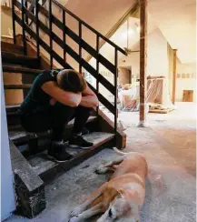  ?? Jon Shapley / Houston Chronicle ?? Kate Thompson sits at the bottom of the stairs, upset because a contractor had told her repairs would stretch into February.