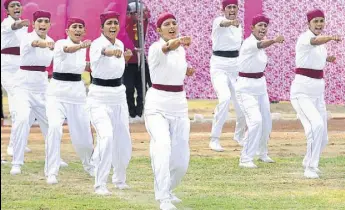  ?? BHARAT BHUSHAN /HT ?? Newly recruited in Punjab Police, woman cops showing their martial skills during the passingout parade at the commando training centre in Qila Bahadurgar­h near Patiala on Thursday.