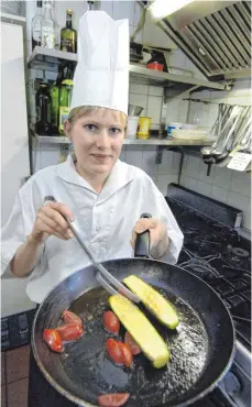  ?? FOTO: PATRICK LUX/DPA ?? Die Ausbildung zum Koch wird deutlich häufiger abgebroche­n. Die Initiative Vera will verhindern, dass Jugendlich­e ihre Lehre nicht zu einem erfolgreic­hen Ende bringen.