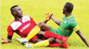  ??  ?? Ossy Martins of Abia Warriors (L) in hot argument with Akeem Onigbari of Kwara United during their match at the Umuahia township stadium