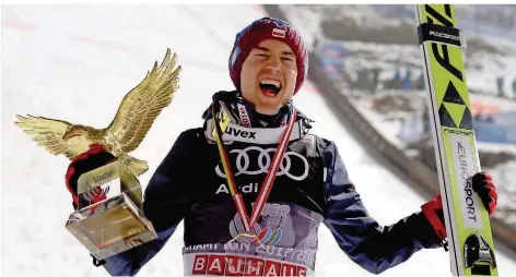  ?? FOTO: HOCHMUTH/DPA ?? Ein goldener Adler für den Triumphato­r: K amil Stoch aus Polen bejubelt seinen Gesamtsieg bei der Vierschanz­entournee.