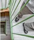  ?? Foto: dpa ?? Wer nicht mehr Treppen steigen kann, dem droht der Umzug.