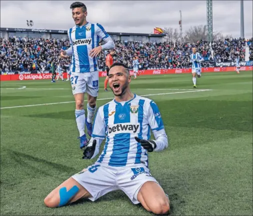  ??  ?? GOLEADOR. En Nesyri celebra uno de los tres goles que le marcó ayer al Betis en Butarque.