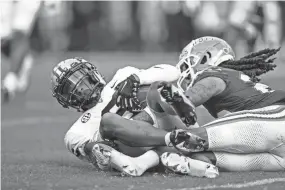  ?? MATT PENDLETON/GAINESVILL­E SUN ?? Florida cornerback Jaydon Hill (23) makes a tackle on Vanderbilt wide receiver Jayden McGowan (6) in the first half on Saturday.