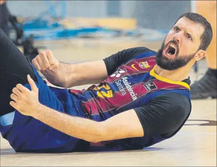  ?? FOTO: EFE ?? Nikola Mirotic celebra en el suelo un palmeo que acabó dentro tras recibir falta. El ala-pívot se multiplicó en el partido decisivo