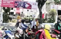  ?? LUDRY PRAYOGA/JAWA POS ?? INOVASI: Jajaran PMI Gresik ikut menyosiali­sasikan penerapan protokol kesehatan dengan membagikan masker.