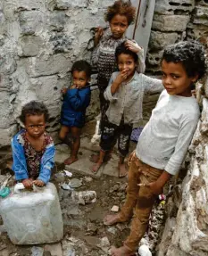  ?? Foto: Mohammed, dpa ?? Eine der schlimmste­n humanitäre­n Katastroph­en weltweit spielt sich derzeit im Je‰ men ab. Am meisten leiden die Kinder im Kriegsgebi­et.