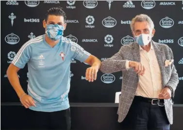  ??  ?? Nolito posó ayer con Carlos Mouriño y con su nueva camiseta en las instalacio­nes del Celta.