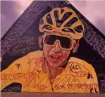  ?? DA TWITTER ?? Imbrattato Ecco come dei vandali hanno imbrattato l’omaggio a Egan Bernal a Zipaquirà, la sua città: il Municipio vuole ripulirla