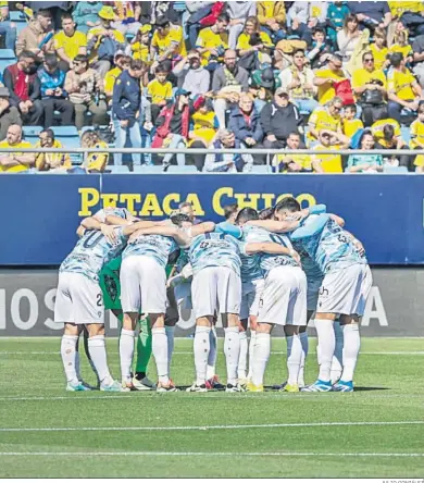  ?? JULIO GONZÁLEZ ?? Los jugadores del Celta hacen piña antes de empezar el partido en Cádiz.