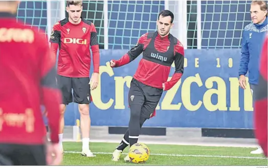  ?? CÁDIZ CF ?? Juanmi con el balón en una sesión del Cádiz.