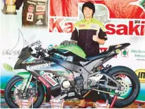  ??  ?? Raniel Resuello poses with his Kawasaki Superbike that steered him to a double title feat to keep solo lead in both the Superbikes Expert Open and Intermedia­te classes of the Bridgeston­e Philippine Superbikes Championsh­ips.