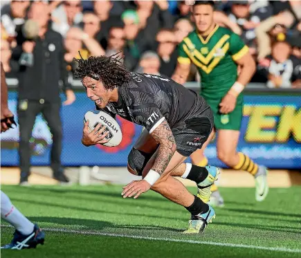  ?? PHOTOSPORT ?? Kevin Proctor takes a Shaun Johnson short ball and goes over for the Kiwis’ only try in Perth last night.