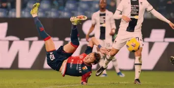  ?? IPP ?? Un gol da applausi Mateo Retegui, 24 anni, porta in vantaggio il Genoa con una splendida rovesciata al 36’ del primo tempo