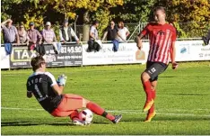  ?? Foto: Karin Tautz ?? Viel Chancen ließ der TSV Meitingen beim 2:1 gegen Donaumünst­er Erlingshof­en lie gen. Hier scheitert Marco Lettrari an Keeper Baierl.